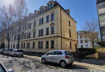 3-Zimmer-Galerie-Dachgeschosswohnung mit Stellplatz, Parkett und Bad mit Dusche und Fenster in 01129 Dresden