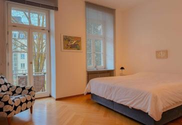 Ein Katzensprung zur Maximilianstraße, bezugsfreie 3-Zimmer-Altbauwohnung inkl. sep. Büro und TG