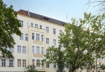 Bezugsfreie, sanierte 2-Zimmer-Altbauperle mit Aufzug & Balkon