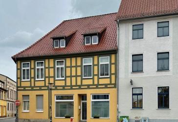 HISTORISCHES FACHWERKHAUS MIT 9 WOHNEINHEITEN UND 1 GEWERBEEINHEIT AM MARKT