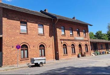 Traumhaftes Zweifamilienhaus mit nostalgischem Charme - Ehemaliger Bahnhof in idyllischer Lage
