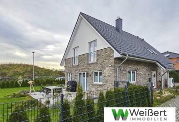 Großzügiges Familienhaus im klassischen Stil Neubauplanung - Niedrigenergiehaus mit Wärmepumpe