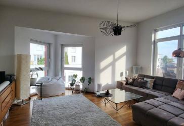 HOMBURG-STADTNAH - BARRIEREFREIE SCHÖNE HELLE WOHNUNG MIT CA. 115 m² WOHNFLÄCHE INKL. TIEFGARAGEN-STELLPLATZ UND EINBAUKÜCHE