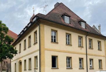 Helle, kompakte 3 Zimmer Dachgeschosswohnung am Marktplatz