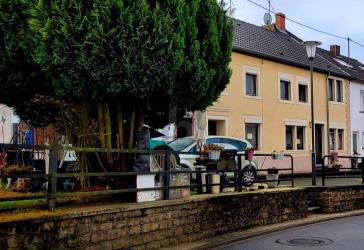 EHEMALIGES WOHN- UND GESCHÄFTSHAUS