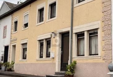 EHEMALIGES WOHN- UND GESCHÄFTSHAUS