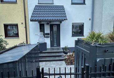 Provisionsfreies Reihenhaus mit Terrasse und Balkon, EBK und Garage auch als Kapitalanlage mit 5,67% geeignet