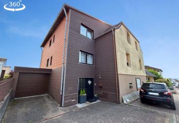 Zweifamilienhaus mit großem Garten und Garage