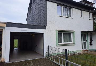 Gepflegtes Reihenendhaus mit ausgebautem Dachgeschoss, Garten und Garage