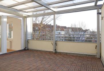 Großzügige & helle 2-Zimmer-Wohnung mit großer sonniger Dachterrasse in guter Lage