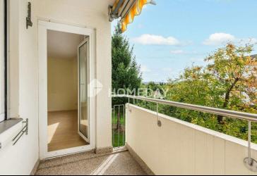 Helle 3-Zimmer-Wohnung mit Loggia und Einbauküche in gepflegtem Mehrfamilienhaus