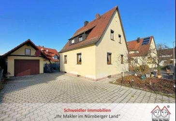 Zentrumsnah in Lauf! Charmantes Einfamilienhaus mit Garage und tollem Garten