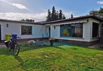 Kleines Einfamilienhaus im Bungalowstil mit Wintergarten und großem Garten