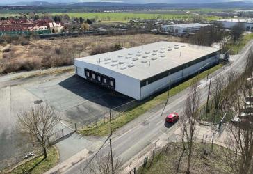 Logistik/Produktionshalle mit Laderampen