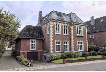 TOPLAGE HUSUM mit Potential: Repräsentative VILLA AM SCHLOSSPARK mit großem Süd-Garten/ Bauplatz !