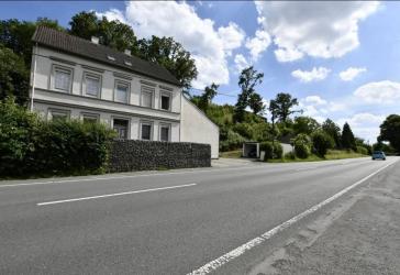 Familienparadies: Großes Anwesen mit Terrasse, Garten, Waldanteil & Baugrundstück