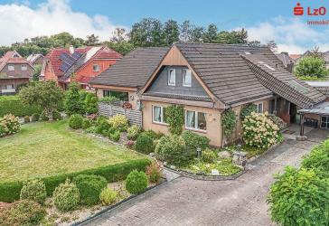Doppelhaus mit schönem Garten und zwei Auffahrten