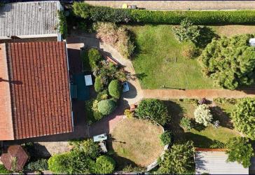 Teilbares Baugrundstück mit kleinem Bungalow: Option für 1-2 Neubauten in attraktiver Lage