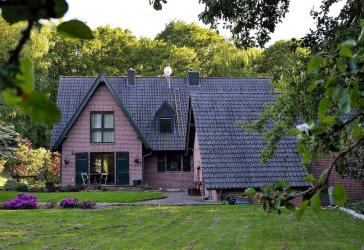 Toplage am Wald- freistehendes Einfamilienhaus mit Garage auf großem Grundstück