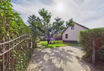 Energieeffizientes, unterkellertes Einfamilienhaus im Grünen mit vermietetem Nebengelass