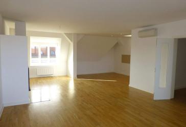 Klimatisierte DG-Wohnung: 4 Zimmer, 2 Bäder, Kamin und Balkon in Leipzig Gohlis