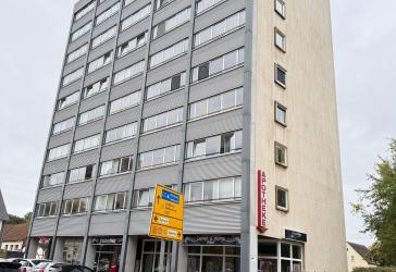 „Reserviert“ Schöne helle renovierte 3 Zimmerwohnung mit Balkon/Wintergarten und Aufzug und Garage