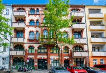 Kapitalanlage in Friedrichshain: Vermietete Altbauwohnung im charmanten Gründerzeithaus