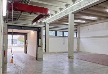Ebenerdige Lagerhalle mit Rolltorandienung in praktischer Größe