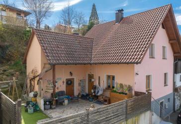 Einfamilienhaus mit Garten und Doppelgarage