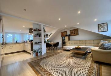 Exklusives Wohnen unterm Dach - DG-Wohnung mit Balkon, EBK & 3 Parkplätzen