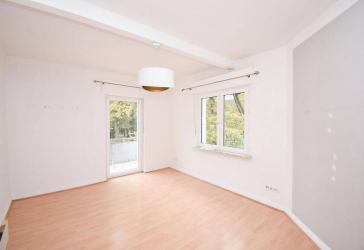 Vollständig renovierte Drei-Zimmer-Altbauwohnung mit Balkon!