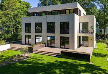 Erdgeschosswohnung mit Südwest-Terrasse und privatem Gartenbereich an der Elbchaussee