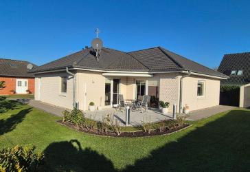 heller, altersgerechter Bungalow mit ca. 723 Grundstück, 3 Zimmern, S/W-Terasse, Vollbad, HWR