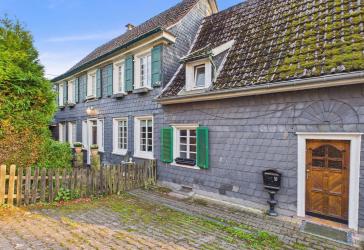 Wohnen im Grünen: Zweifamilienhaus mit eigenem Wald und vielseitiger Lagerhalle