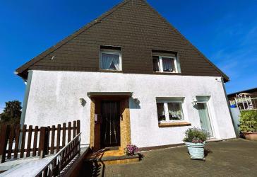 AUF DEM EHRENBERG - LÄNDLICHES EINFAMILIENHAUS MIT GARAGE, TERRASSE UND GRÜNFLÄCHE