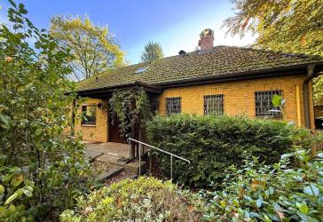 Wohnen im eigenen Wald! Modernisierungsbedürftiges Einfamilienhaus auf weitläufigem Erbbaugrundstück