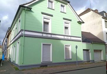 Wohnhaus mit Entwicklungspotential und Garage im Herzen von Krefeld zu verkaufen.