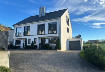 MANNELLA *Vermietete Doppelhaushälfte mit Terrasse & zweistöckiger Garage auf 233 m² Grundstück*