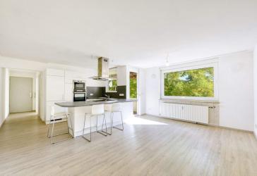 +++ modernisiert - Hobbyraum als 4.tes Zimmer - 1. OG & Ost-Balkon - TL-Bad - EBK & Stpl. - direkt im Einkaufszentrum...