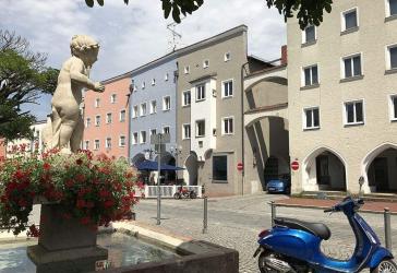 ... AIGNER - hervorragend saniertes Altstadthaus in prominenter Lage mit Ladenlokal und Wohnraum ...