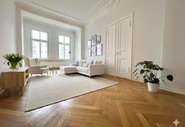 Renovierungsbedürftige 5,5 Zimmer-Wohnung zum Kauf mit Balkon in Berlin
