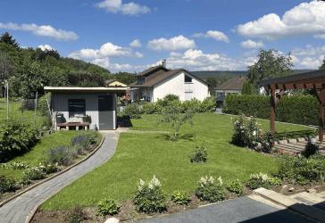 Modernes Zweifamilienhaus in idyllischer Lage - Nähe Honberg-Rücken