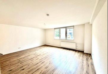 Elegante Erdgeschosswohnung mit moderner Einbauküche und großzügigem Schnitt.