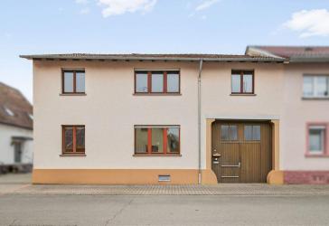 Zweifamilienhaus mit großem Grundstück, Scheune und Dachterrasse in Linkenheim-Hochstetten