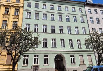 Zwischen Markthalle Neun und Mariannenplatz, vermietete Gewerbeeinheit im Wrangelkiez, 6 % Rendite
