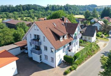 Ruhig gelegene, großzügige, 2-Zimmer-Wohnung mit Doppelparker und Außenstellplatz in Tettnang-Oberlangnau