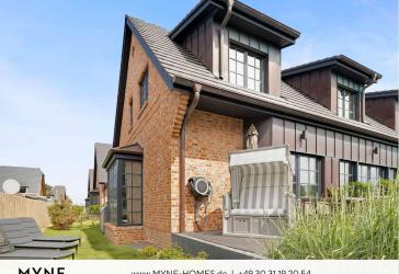 Ferienimmobilie im Miteigentum: Neubau-Strandhaus im Friesenstil mit Garten, Terrasse und Sauna – fußläufig zum Meer in Hörnum