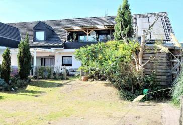 Zweifamilienhaus auf großem Grundstück mit ruhiger Lage