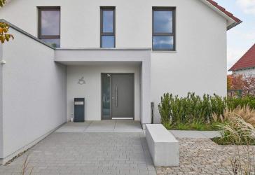 NEUBAU Zweifamilienhaus – Ruhige Sackgasse in Villenlage | KfW-40 Massivhaus mit Einliegerwohnung möglich