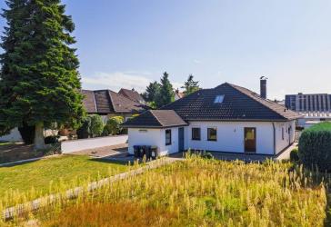 Ruhig gelegener Bungalow in Techau mit zusätzlicher ausgebauter Dachnutzfläche und Garage